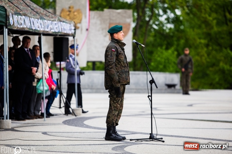 Zdjęcie w galerii na portalu naszraciborz.pl: Patriotyczna uroczystość w Kuźni Raciborskiej w strugach deszczu [FOTO] wiadomości z regionu