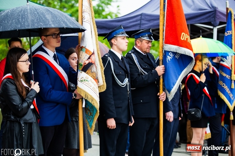Zdjęcie w galerii na portalu naszraciborz.pl: Patriotyczna uroczystość w Kuźni Raciborskiej w strugach deszczu [FOTO] wiadomości z regionu