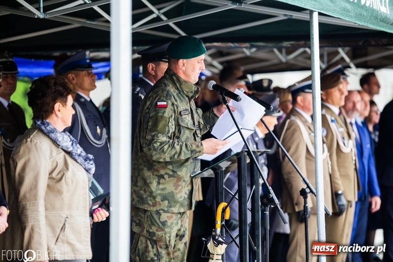Zdjęcie w galerii na portalu naszraciborz.pl: Patriotyczna uroczystość w Kuźni Raciborskiej w strugach deszczu [FOTO] wiadomości z regionu
