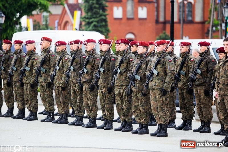 Zdjęcie w galerii na portalu naszraciborz.pl: Patriotyczna uroczystość w Kuźni Raciborskiej w strugach deszczu [FOTO] wiadomości z regionu