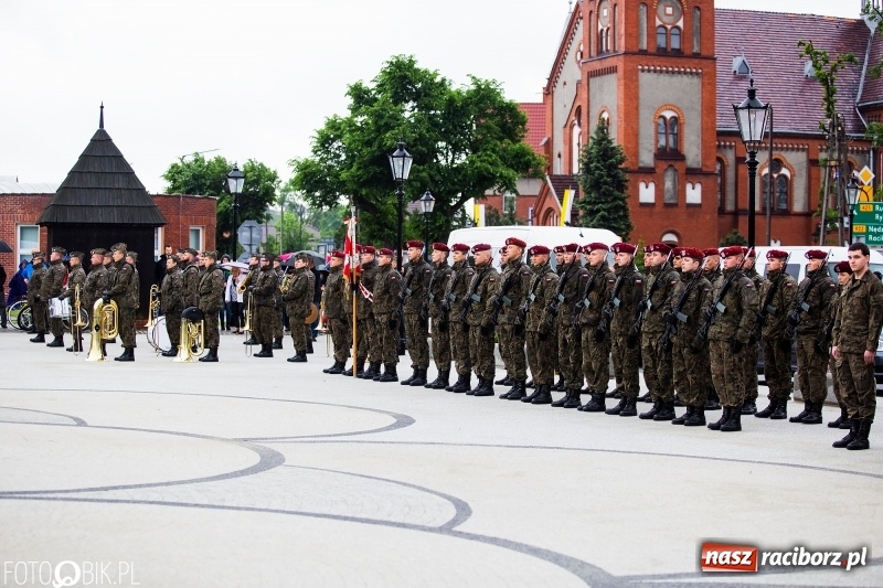 Zdjęcie w galerii na portalu naszraciborz.pl: Patriotyczna uroczystość w Kuźni Raciborskiej w strugach deszczu [FOTO] wiadomości z regionu