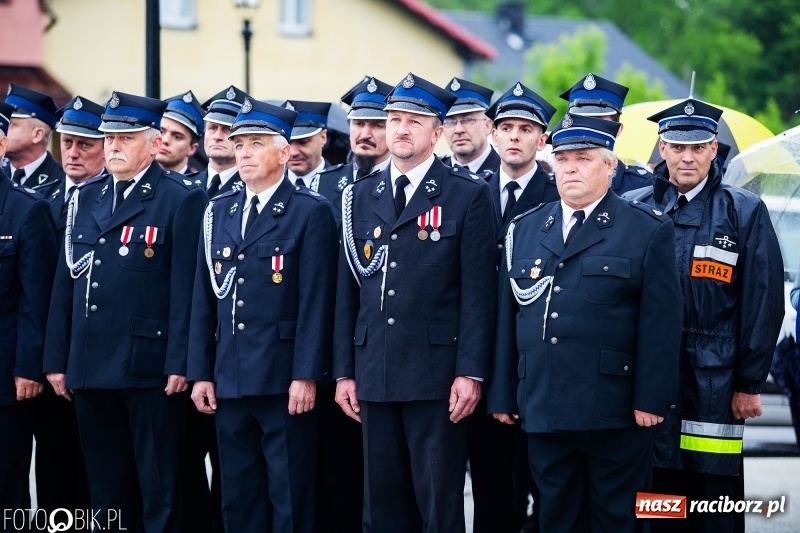 Zdjęcie w galerii na portalu naszraciborz.pl: Patriotyczna uroczystość w Kuźni Raciborskiej w strugach deszczu [FOTO] wiadomości z regionu