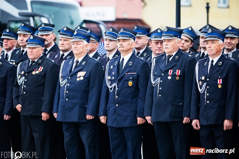 Zdjęcie w galerii na portalu naszraciborz.pl: Patriotyczna uroczystość w Kuźni Raciborskiej w strugach deszczu [FOTO] wiadomości z regionu