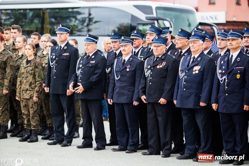 Zdjęcie w galerii na portalu naszraciborz.pl: Patriotyczna uroczystość w Kuźni Raciborskiej w strugach deszczu [FOTO] wiadomości z regionu