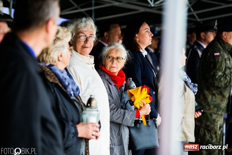 Zdjęcie w galerii na portalu naszraciborz.pl: Patriotyczna uroczystość w Kuźni Raciborskiej w strugach deszczu [FOTO] wiadomości z regionu