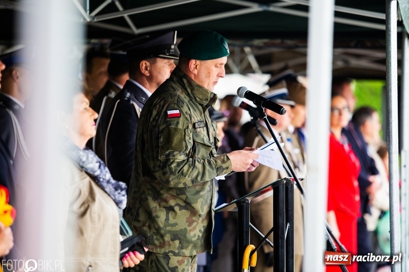 Zdjęcie w galerii na portalu naszraciborz.pl: Patriotyczna uroczystość w Kuźni Raciborskiej w strugach deszczu [FOTO] wiadomości z regionu