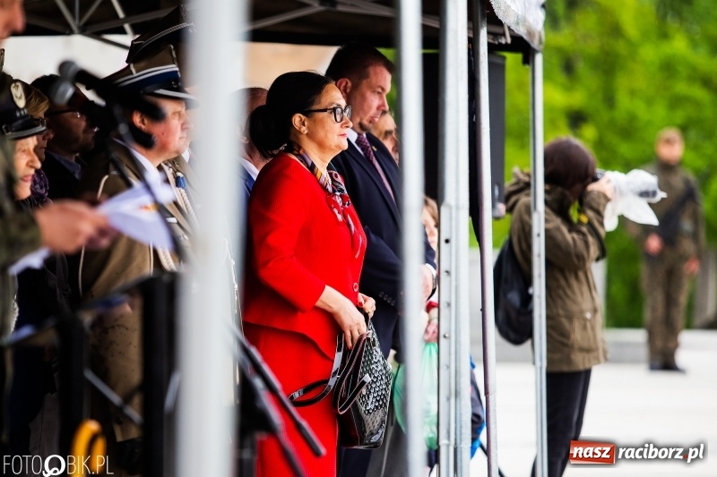 Zdjęcie w galerii na portalu naszraciborz.pl: Patriotyczna uroczystość w Kuźni Raciborskiej w strugach deszczu [FOTO] wiadomości z regionu