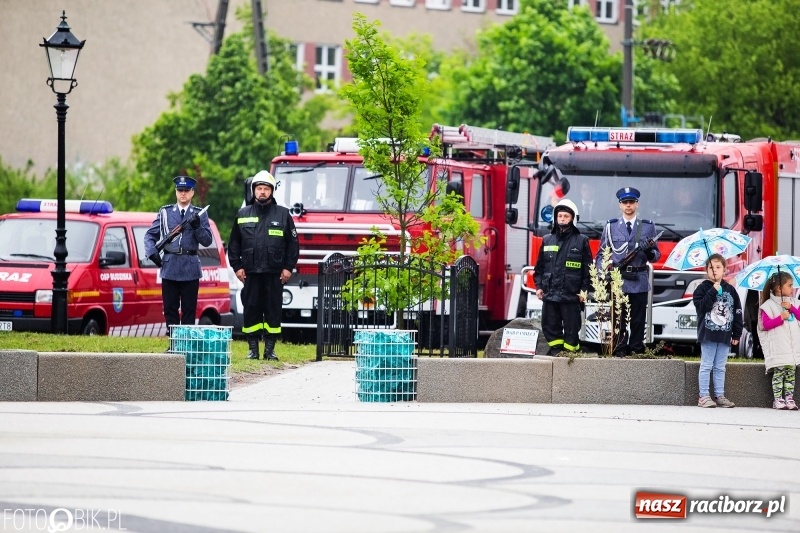 Zdjęcie w galerii na portalu naszraciborz.pl: Patriotyczna uroczystość w Kuźni Raciborskiej w strugach deszczu [FOTO] wiadomości z regionu