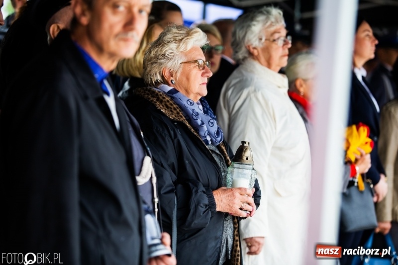 Zdjęcie w galerii na portalu naszraciborz.pl: Patriotyczna uroczystość w Kuźni Raciborskiej w strugach deszczu [FOTO] wiadomości z regionu