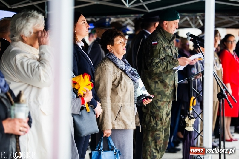 Zdjęcie w galerii na portalu naszraciborz.pl: Patriotyczna uroczystość w Kuźni Raciborskiej w strugach deszczu [FOTO] wiadomości z regionu