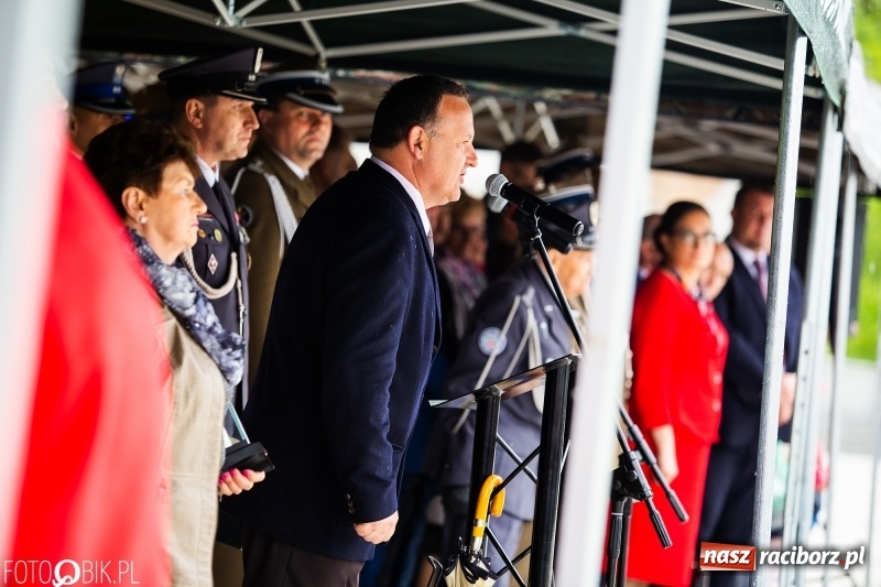 Zdjęcie w galerii na portalu naszraciborz.pl: Patriotyczna uroczystość w Kuźni Raciborskiej w strugach deszczu [FOTO] wiadomości z regionu