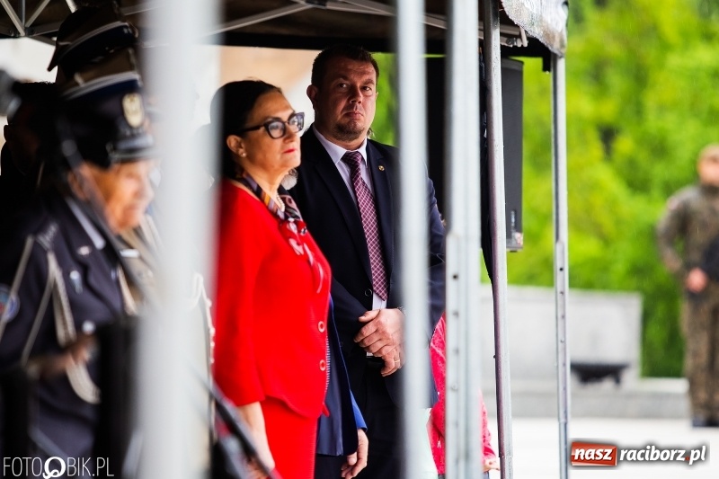 Zdjęcie w galerii na portalu naszraciborz.pl: Patriotyczna uroczystość w Kuźni Raciborskiej w strugach deszczu [FOTO] wiadomości z regionu