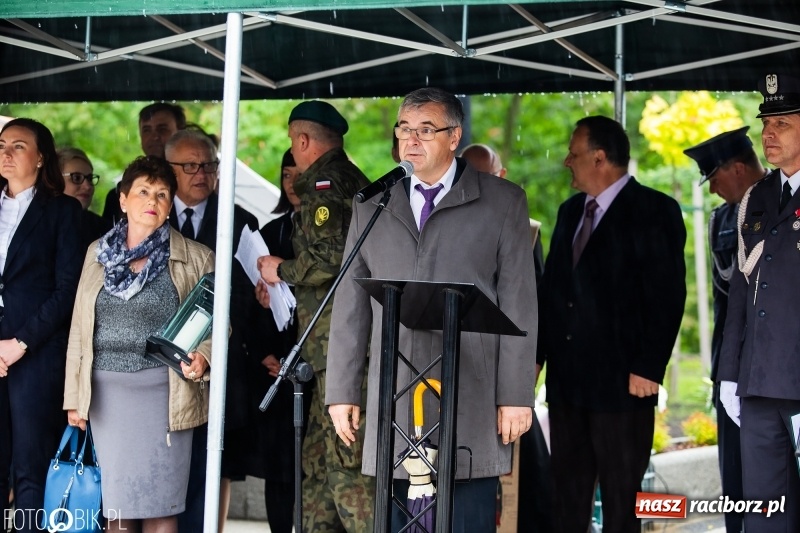 Zdjęcie w galerii na portalu naszraciborz.pl: Patriotyczna uroczystość w Kuźni Raciborskiej w strugach deszczu [FOTO] wiadomości z regionu