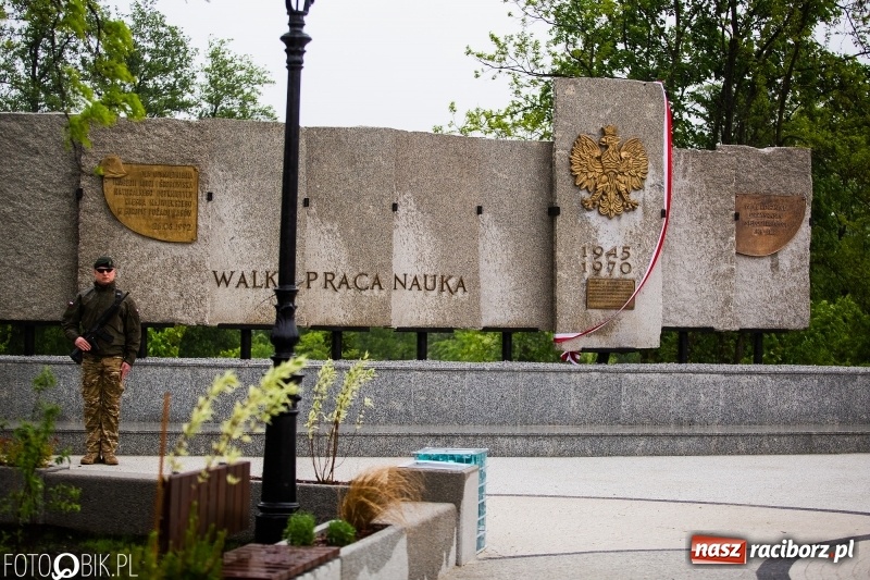 Zdjęcie w galerii na portalu naszraciborz.pl: Patriotyczna uroczystość w Kuźni Raciborskiej w strugach deszczu [FOTO] wiadomości z regionu
