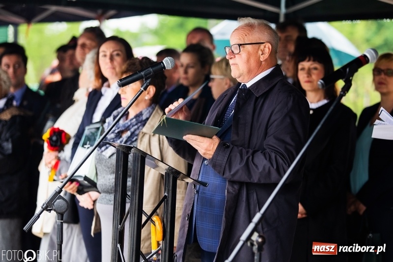 Zdjęcie w galerii na portalu naszraciborz.pl: Patriotyczna uroczystość w Kuźni Raciborskiej w strugach deszczu [FOTO] wiadomości z regionu