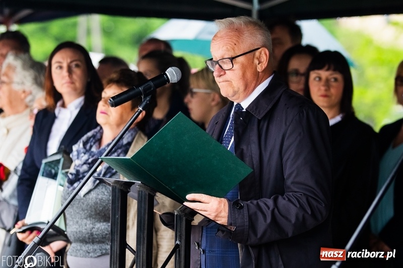 Zdjęcie w galerii na portalu naszraciborz.pl: Patriotyczna uroczystość w Kuźni Raciborskiej w strugach deszczu [FOTO] wiadomości z regionu