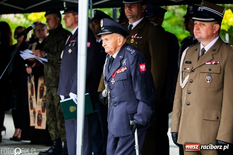 Zdjęcie w galerii na portalu naszraciborz.pl: Patriotyczna uroczystość w Kuźni Raciborskiej w strugach deszczu [FOTO] wiadomości z regionu