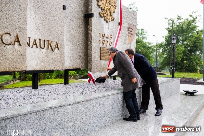 Zdjęcie w galerii na portalu naszraciborz.pl: Patriotyczna uroczystość w Kuźni Raciborskiej w strugach deszczu [FOTO] wiadomości z regionu