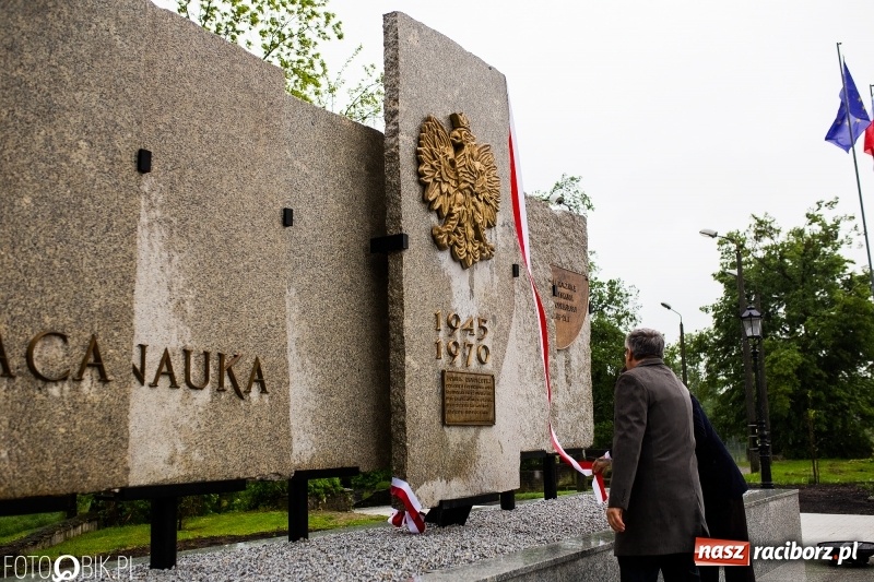 Zdjęcie w galerii na portalu naszraciborz.pl: Patriotyczna uroczystość w Kuźni Raciborskiej w strugach deszczu [FOTO] wiadomości z regionu