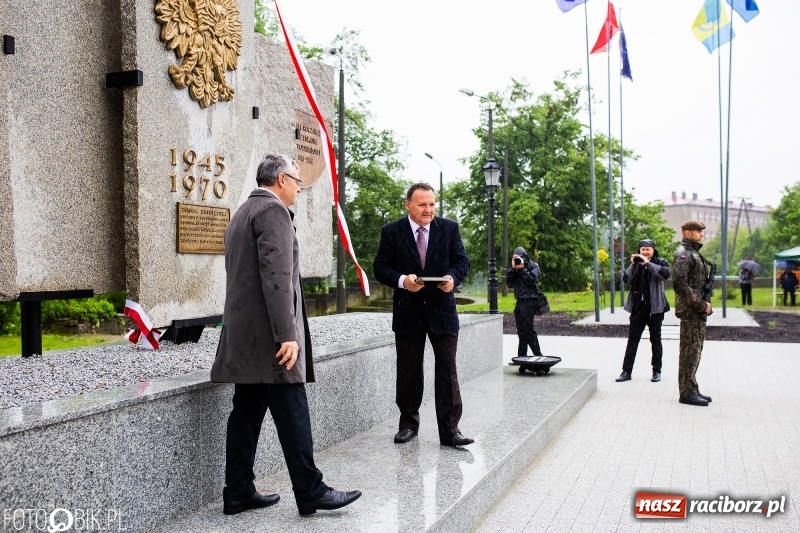 Zdjęcie w galerii na portalu naszraciborz.pl: Patriotyczna uroczystość w Kuźni Raciborskiej w strugach deszczu [FOTO] wiadomości z regionu