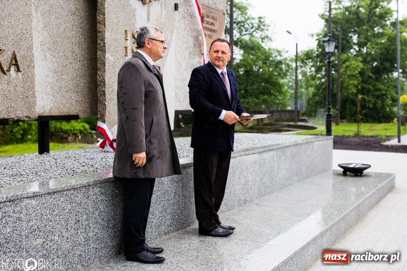 Zdjęcie w galerii na portalu naszraciborz.pl: Patriotyczna uroczystość w Kuźni Raciborskiej w strugach deszczu [FOTO] wiadomości z regionu