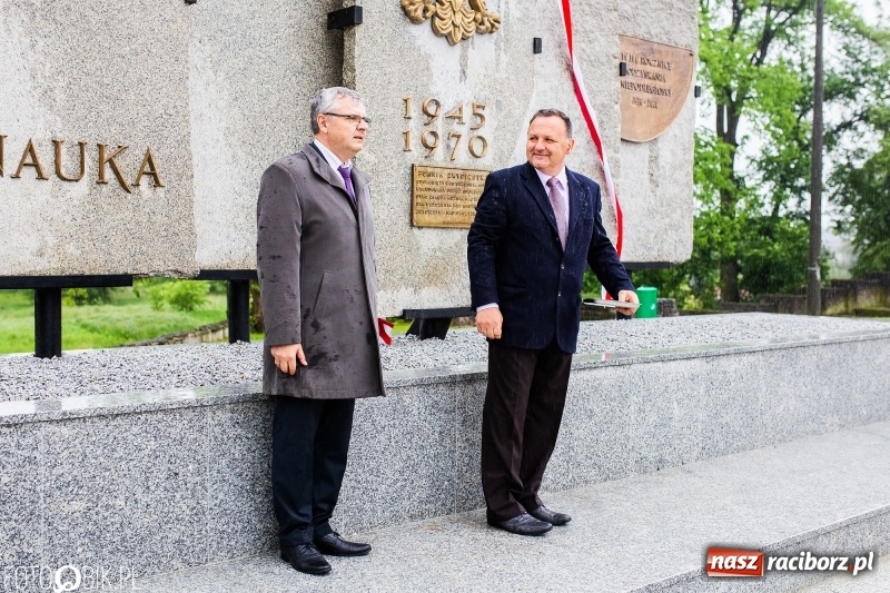 Zdjęcie w galerii na portalu naszraciborz.pl: Patriotyczna uroczystość w Kuźni Raciborskiej w strugach deszczu [FOTO] wiadomości z regionu