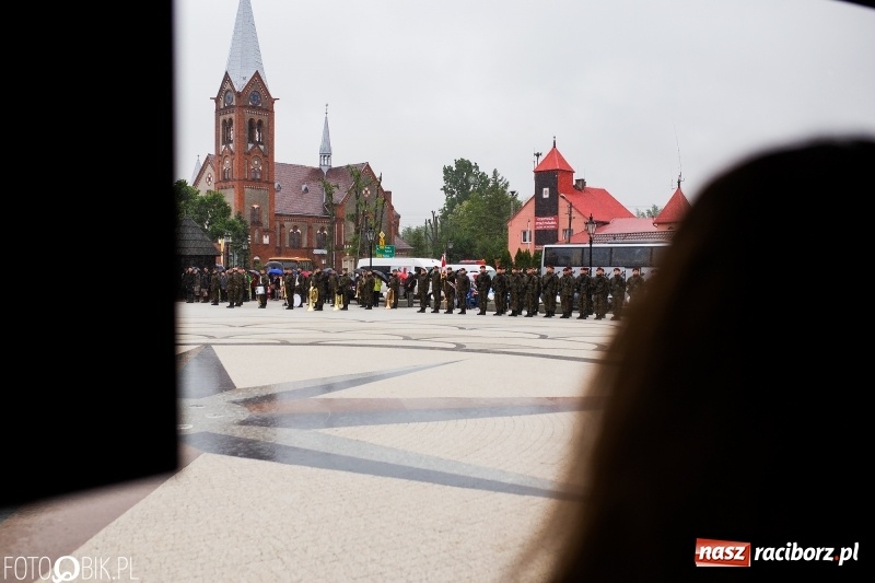 Zdjęcie w galerii na portalu naszraciborz.pl: Patriotyczna uroczystość w Kuźni Raciborskiej w strugach deszczu [FOTO] wiadomości z regionu