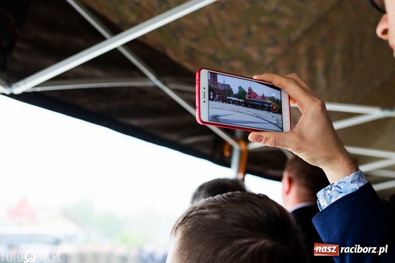 Zdjęcie w galerii na portalu naszraciborz.pl: Patriotyczna uroczystość w Kuźni Raciborskiej w strugach deszczu [FOTO] wiadomości z regionu