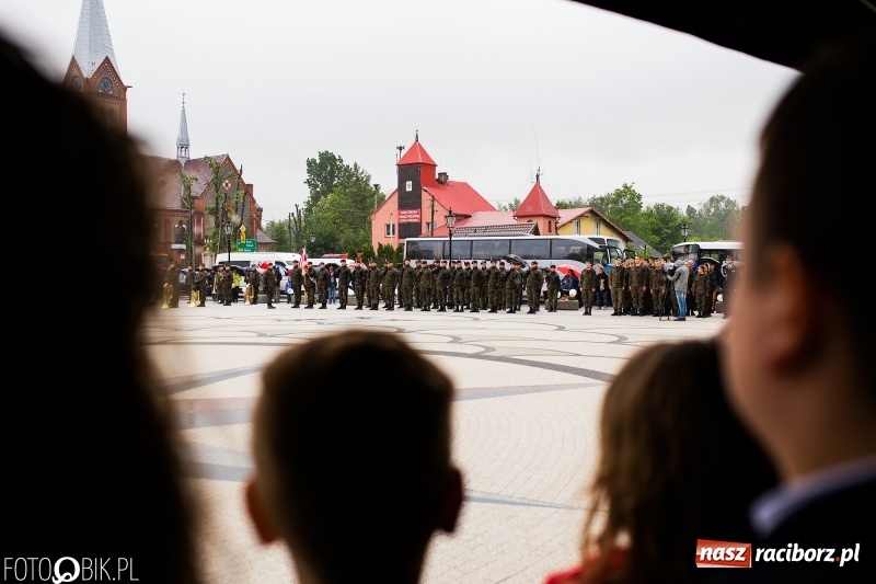 Zdjęcie w galerii na portalu naszraciborz.pl: Patriotyczna uroczystość w Kuźni Raciborskiej w strugach deszczu [FOTO] wiadomości z regionu