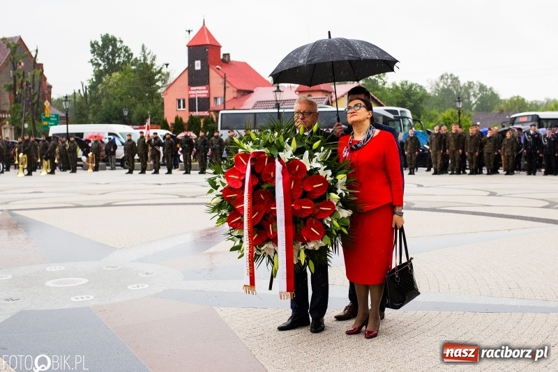 Zdjęcie w galerii na portalu naszraciborz.pl: Patriotyczna uroczystość w Kuźni Raciborskiej w strugach deszczu [FOTO] wiadomości z regionu