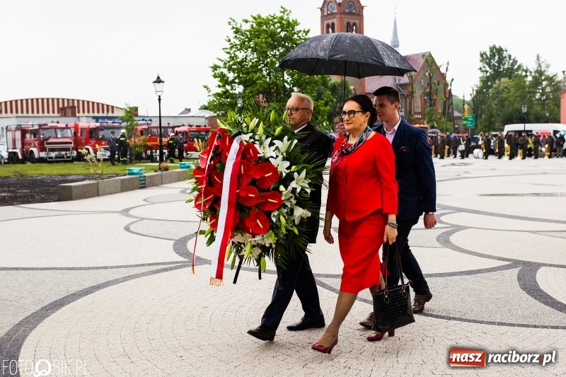 Zdjęcie w galerii na portalu naszraciborz.pl: Patriotyczna uroczystość w Kuźni Raciborskiej w strugach deszczu [FOTO] wiadomości z regionu