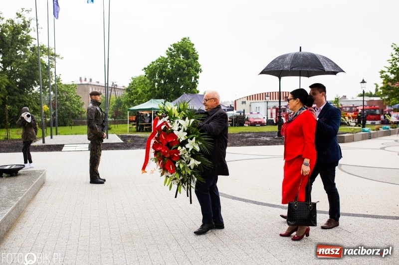 Zdjęcie w galerii na portalu naszraciborz.pl: Patriotyczna uroczystość w Kuźni Raciborskiej w strugach deszczu [FOTO] wiadomości z regionu