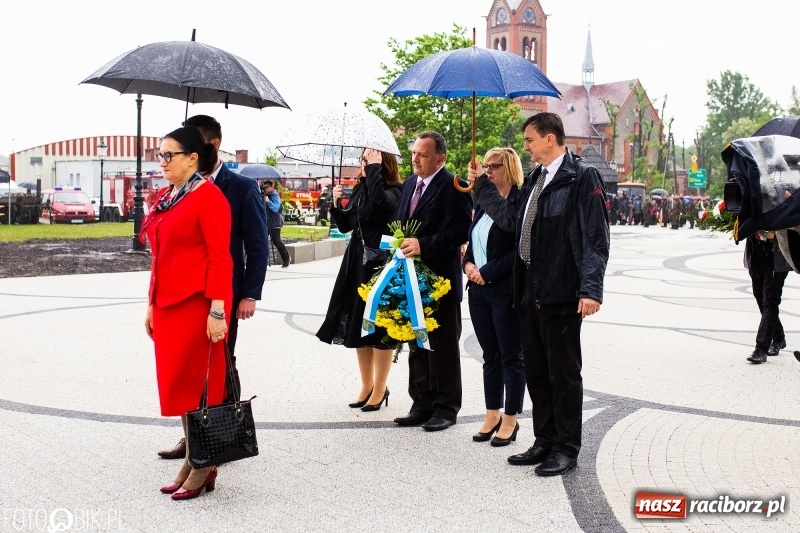 Zdjęcie w galerii na portalu naszraciborz.pl: Patriotyczna uroczystość w Kuźni Raciborskiej w strugach deszczu [FOTO] wiadomości z regionu