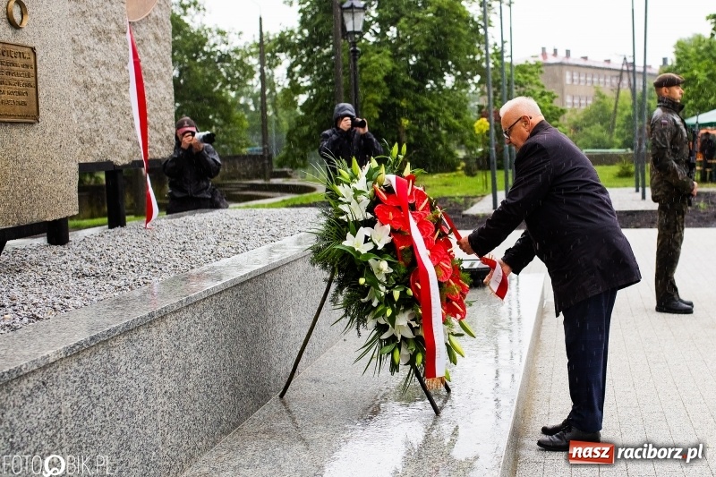 Zdjęcie w galerii na portalu naszraciborz.pl: Patriotyczna uroczystość w Kuźni Raciborskiej w strugach deszczu [FOTO] wiadomości z regionu