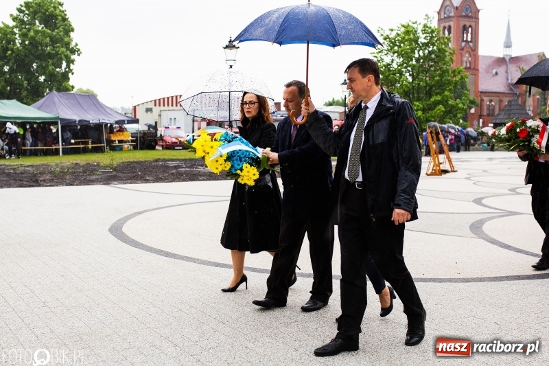Zdjęcie w galerii na portalu naszraciborz.pl: Patriotyczna uroczystość w Kuźni Raciborskiej w strugach deszczu [FOTO] wiadomości z regionu