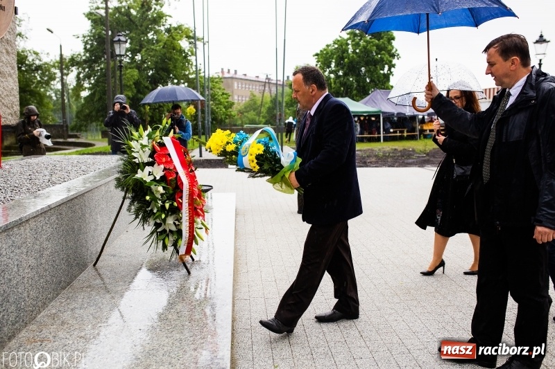 Zdjęcie w galerii na portalu naszraciborz.pl: Patriotyczna uroczystość w Kuźni Raciborskiej w strugach deszczu [FOTO] wiadomości z regionu