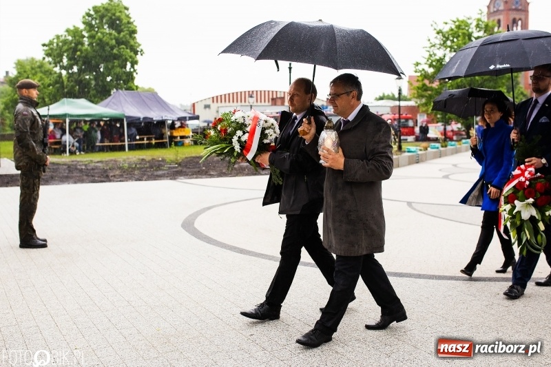 Zdjęcie w galerii na portalu naszraciborz.pl: Patriotyczna uroczystość w Kuźni Raciborskiej w strugach deszczu [FOTO] wiadomości z regionu