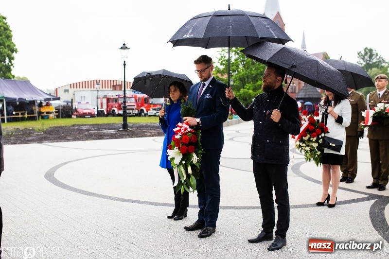 Zdjęcie w galerii na portalu naszraciborz.pl: Patriotyczna uroczystość w Kuźni Raciborskiej w strugach deszczu [FOTO] wiadomości z regionu