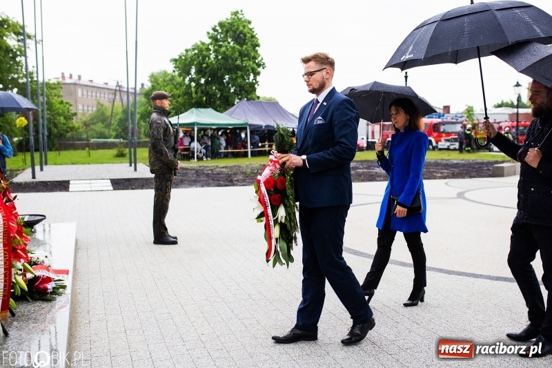 Zdjęcie w galerii na portalu naszraciborz.pl: Patriotyczna uroczystość w Kuźni Raciborskiej w strugach deszczu [FOTO] wiadomości z regionu