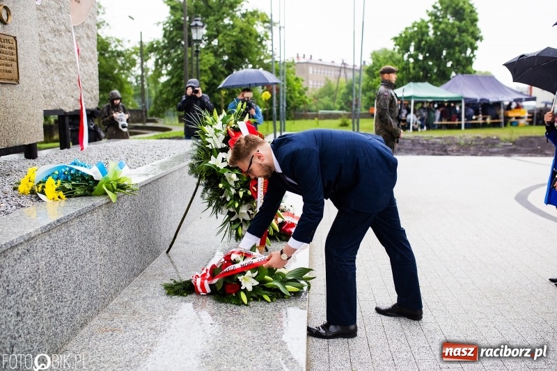 Zdjęcie w galerii na portalu naszraciborz.pl: Patriotyczna uroczystość w Kuźni Raciborskiej w strugach deszczu [FOTO] wiadomości z regionu