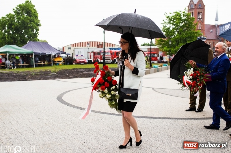 Zdjęcie w galerii na portalu naszraciborz.pl: Patriotyczna uroczystość w Kuźni Raciborskiej w strugach deszczu [FOTO] wiadomości z regionu