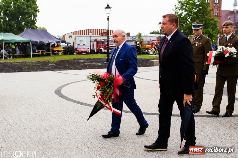 Zdjęcie w galerii na portalu naszraciborz.pl: Patriotyczna uroczystość w Kuźni Raciborskiej w strugach deszczu [FOTO] wiadomości z regionu