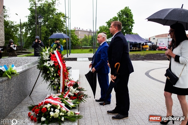 Zdjęcie w galerii na portalu naszraciborz.pl: Patriotyczna uroczystość w Kuźni Raciborskiej w strugach deszczu [FOTO] wiadomości z regionu