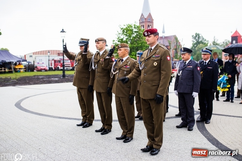 Zdjęcie w galerii na portalu naszraciborz.pl: Patriotyczna uroczystość w Kuźni Raciborskiej w strugach deszczu [FOTO] wiadomości z regionu