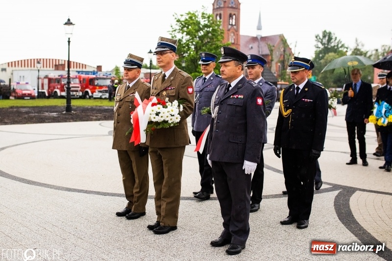 Zdjęcie w galerii na portalu naszraciborz.pl: Patriotyczna uroczystość w Kuźni Raciborskiej w strugach deszczu [FOTO] wiadomości z regionu