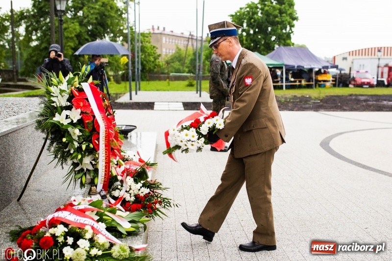 Zdjęcie w galerii na portalu naszraciborz.pl: Patriotyczna uroczystość w Kuźni Raciborskiej w strugach deszczu [FOTO] wiadomości z regionu