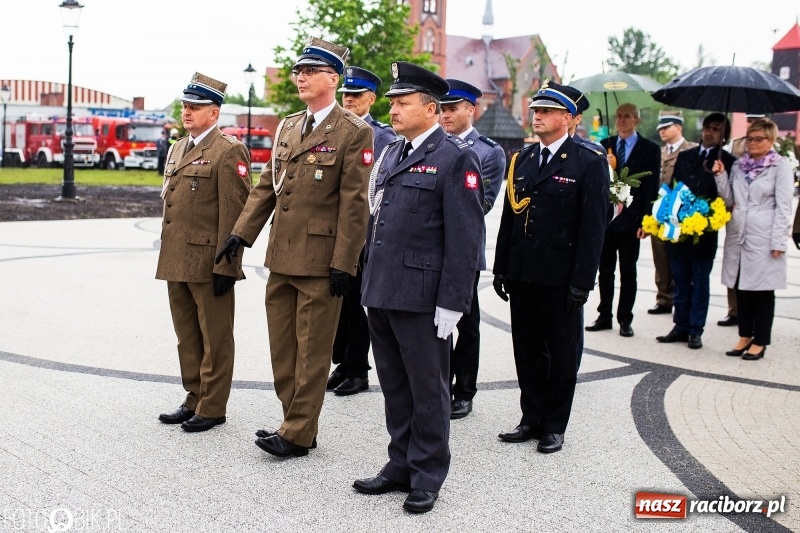 Zdjęcie w galerii na portalu naszraciborz.pl: Patriotyczna uroczystość w Kuźni Raciborskiej w strugach deszczu [FOTO] wiadomości z regionu