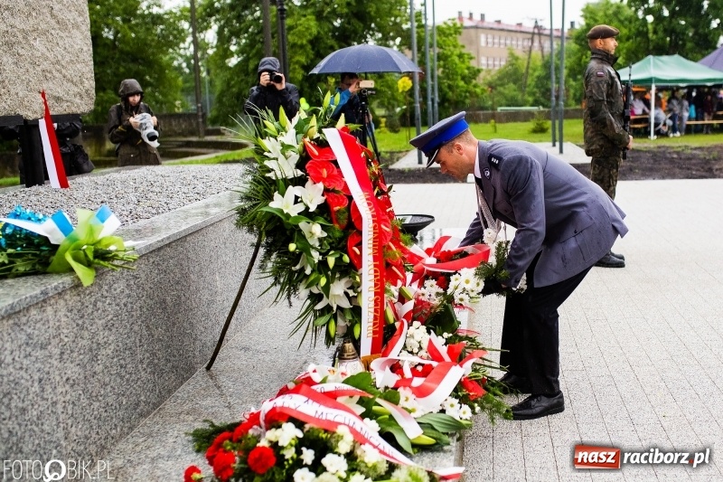 Zdjęcie w galerii na portalu naszraciborz.pl: Patriotyczna uroczystość w Kuźni Raciborskiej w strugach deszczu [FOTO] wiadomości z regionu