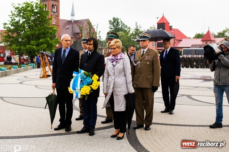 Zdjęcie w galerii na portalu naszraciborz.pl: Patriotyczna uroczystość w Kuźni Raciborskiej w strugach deszczu [FOTO] wiadomości z regionu
