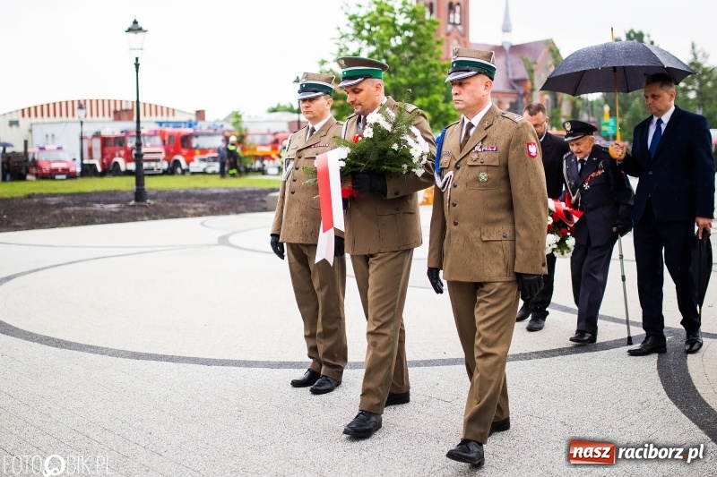 Zdjęcie w galerii na portalu naszraciborz.pl: Patriotyczna uroczystość w Kuźni Raciborskiej w strugach deszczu [FOTO] wiadomości z regionu
